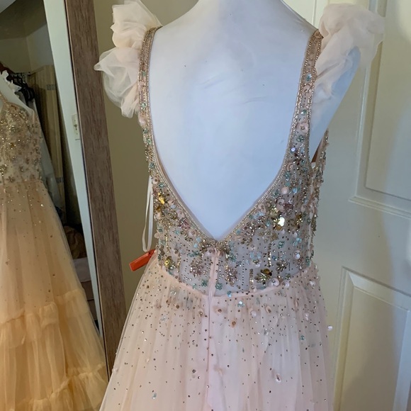 MAC DUGGAL
Cap Sleeve Embellished Tulle Gown - Picture 12 of 15